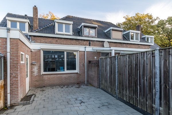 Foto - Verkocht onder voorbehoud: Instapklare gemoderniseerde hoekwoning uit 1920 met 4 slaapkamers, aanbouw met leef keuken en bijkeuken, eigen oprit (2 auto's) en een onderhoudsvriendelijke tuin gelegen op het Zuiden.